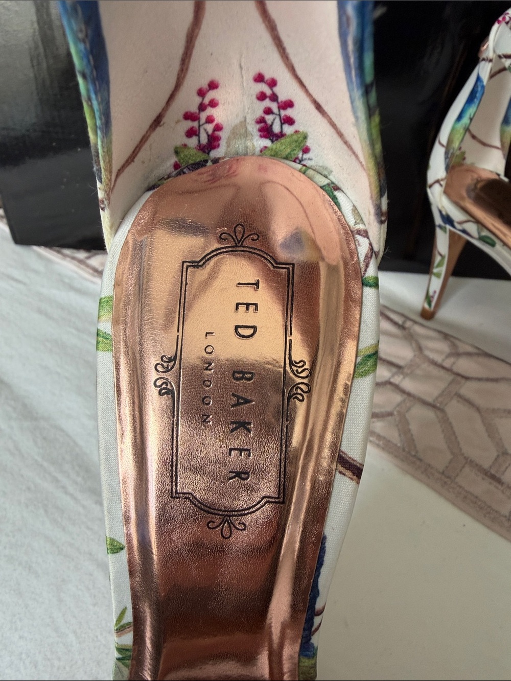 NWOT Ted Baker London White Floral Hummingbird Ankle-Strap Heels - Picture 2 of 7